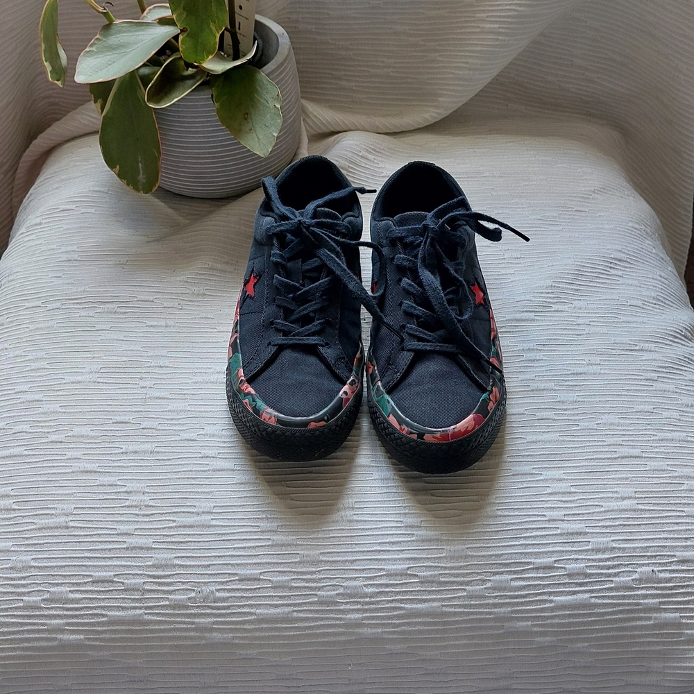 Black and Red Converse Sneakers Size 4 - Picture 8 of 13